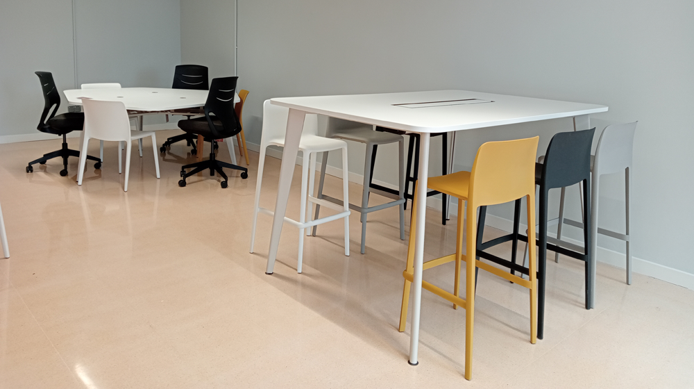 Estilo Mobiliario y Contract - Proyecto Espacio Multifuncional UR