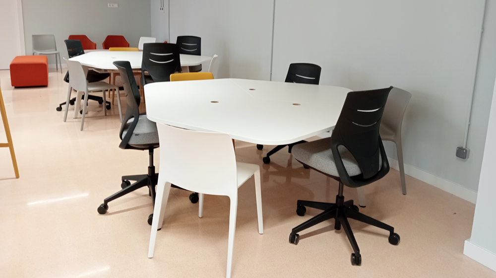 Estilo Mobiliario y Contract - Proyecto Espacio Multifuncional UR