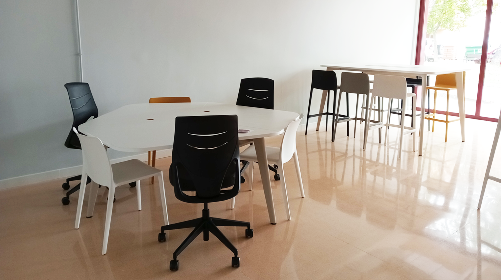 Estilo Mobiliario y Contract - Proyecto Espacio Multifuncional UR